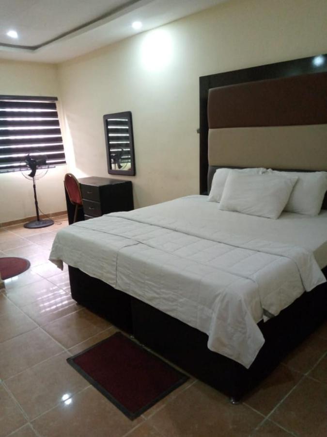 Senators Suites And Towers Hotel Omole Номер фото