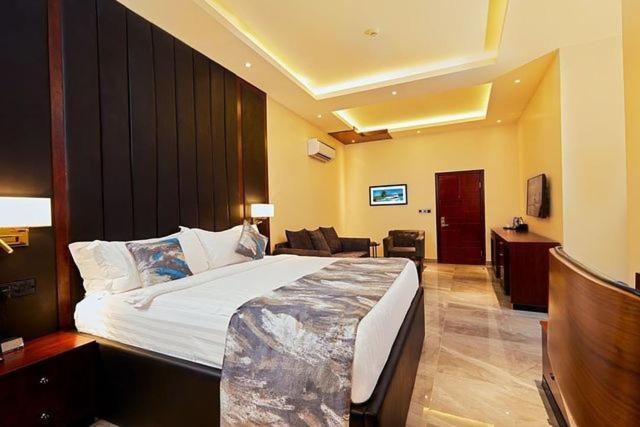 Senators Suites And Towers Hotel Omole Екстер'єр фото