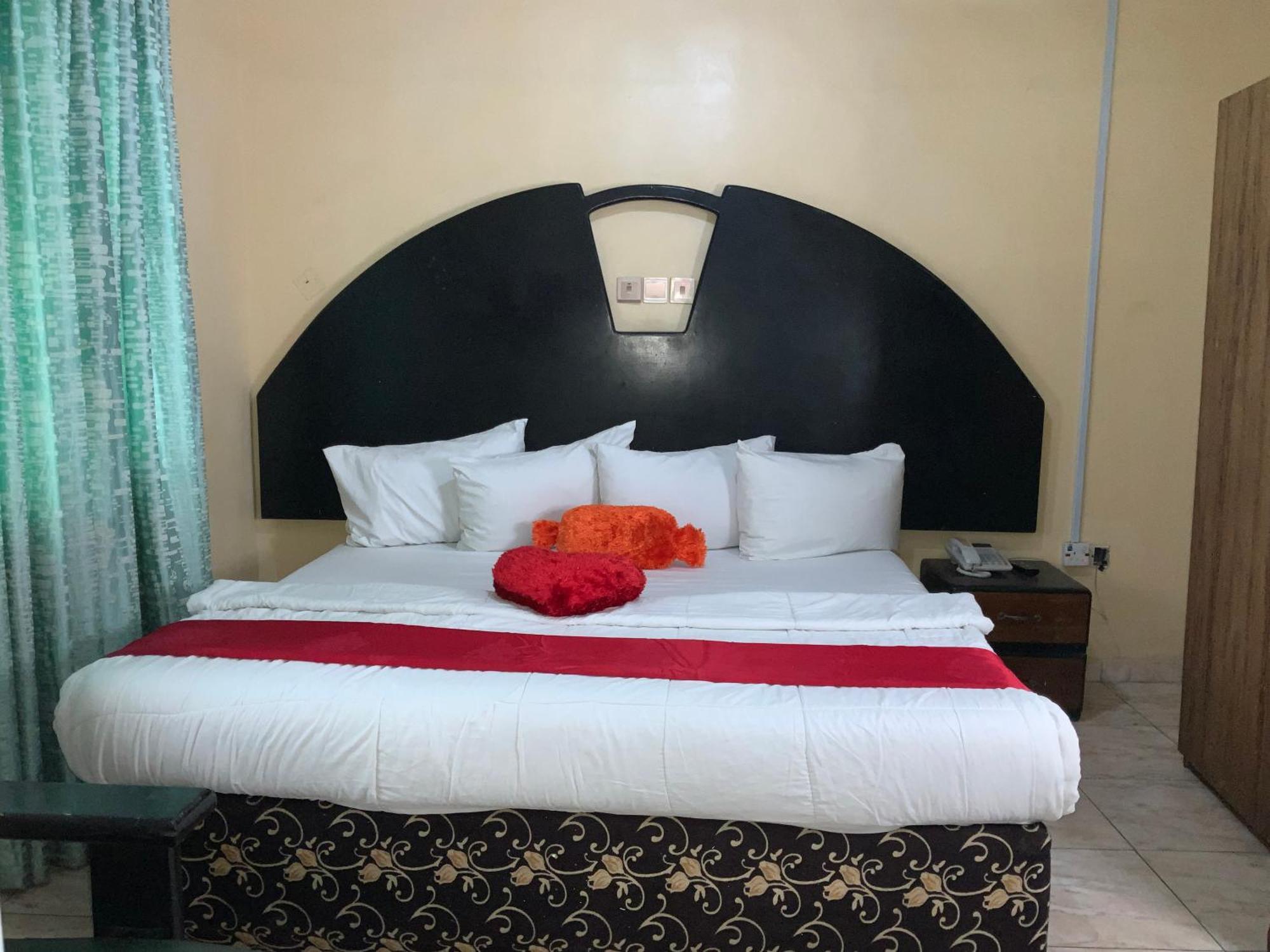 Senators Suites And Towers Hotel Omole Екстер'єр фото