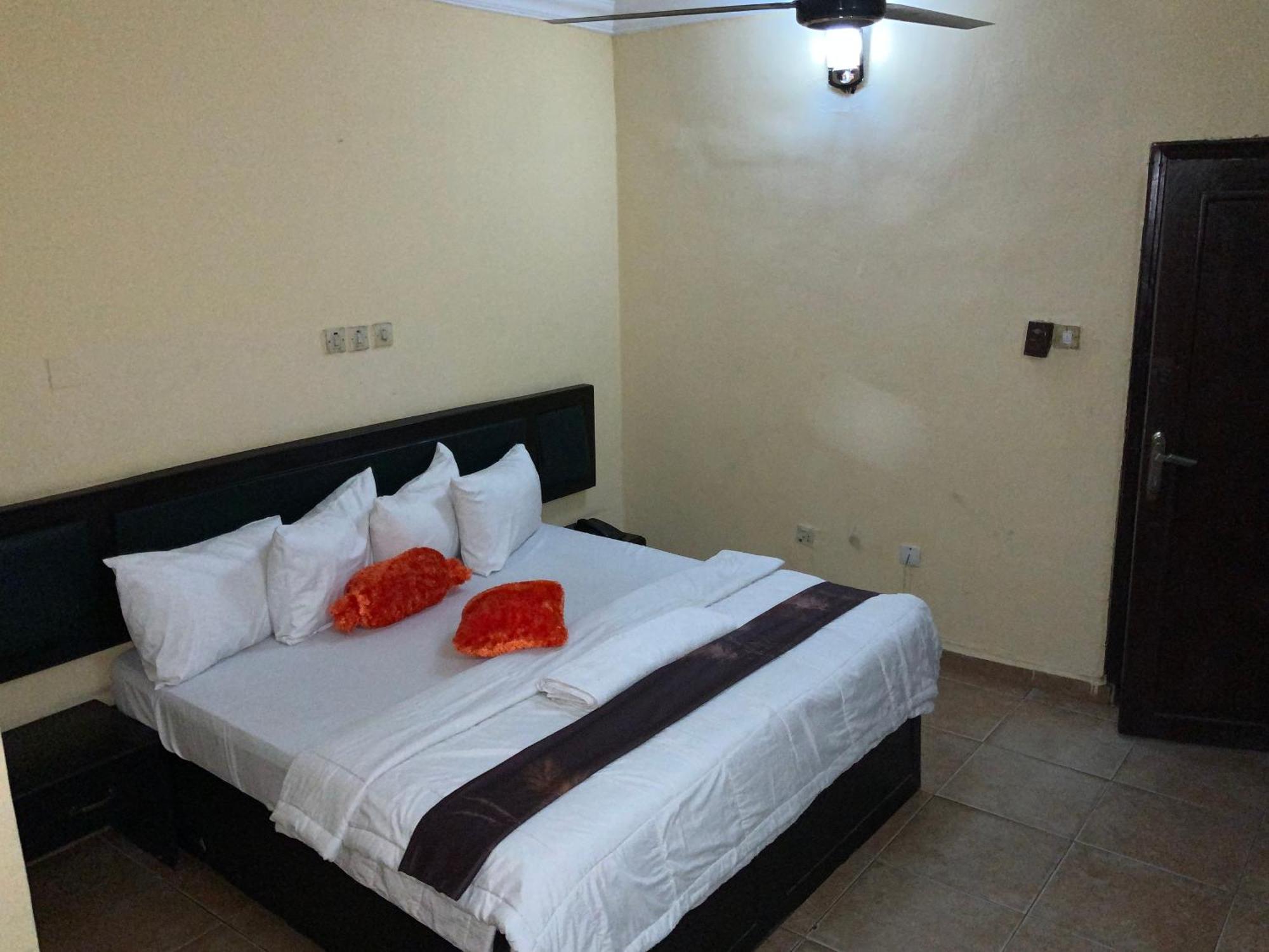 Senators Suites And Towers Hotel Omole Екстер'єр фото