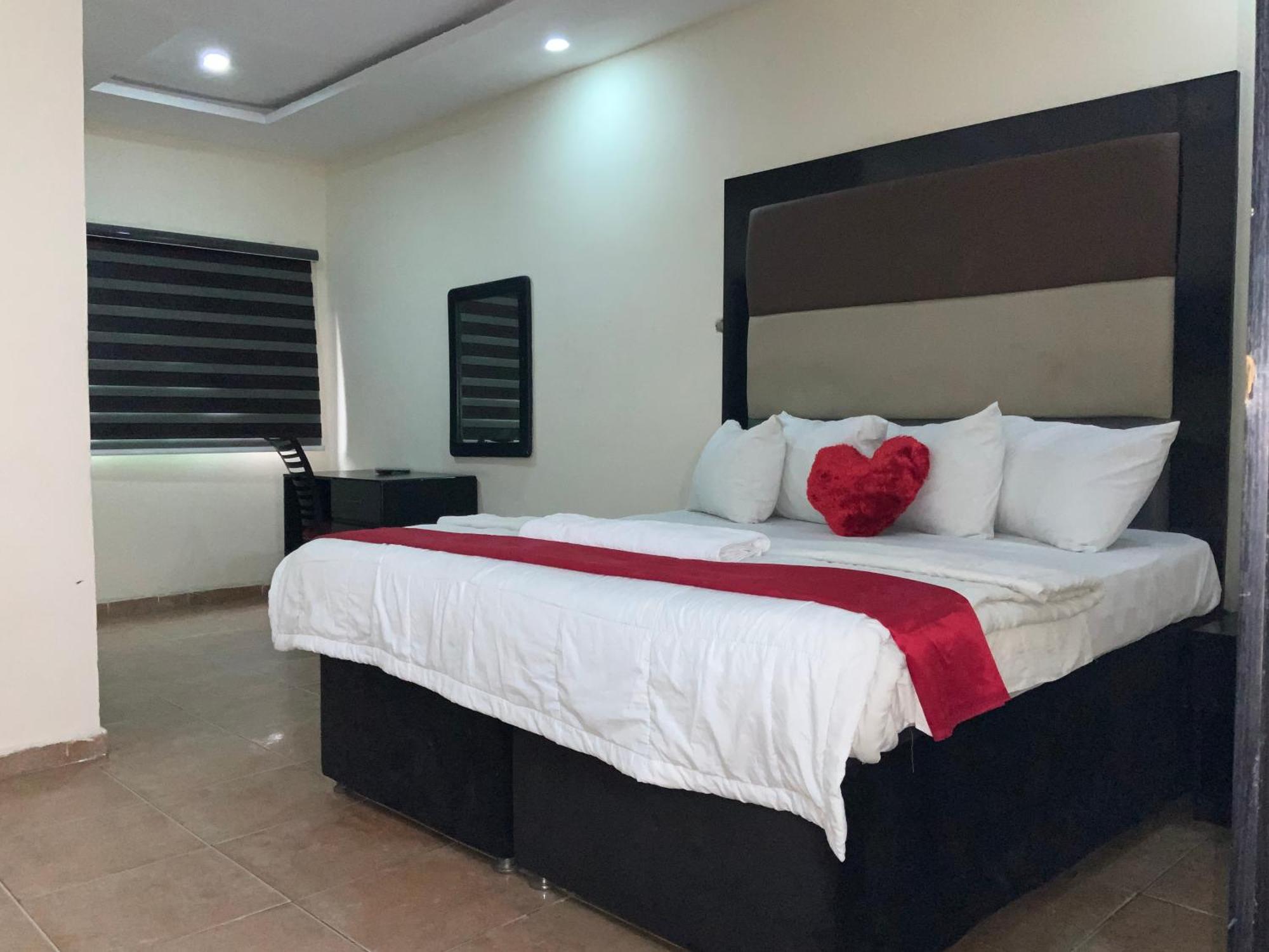 Senators Suites And Towers Hotel Omole Екстер'єр фото