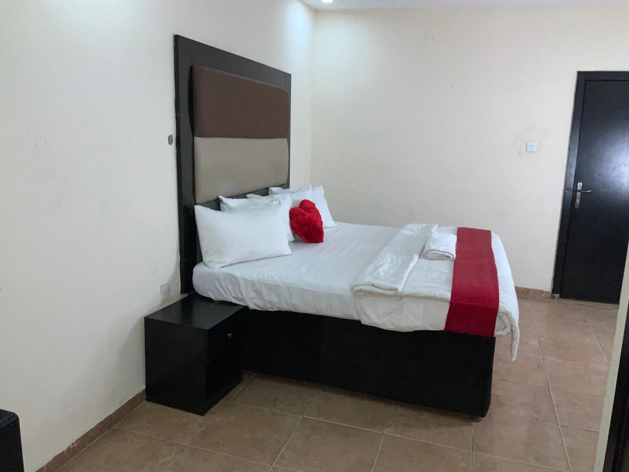 Senators Suites And Towers Hotel Omole Екстер'єр фото